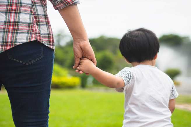 Czy można zabronić spotkań dziecka z ojcem w obecności kochanki?